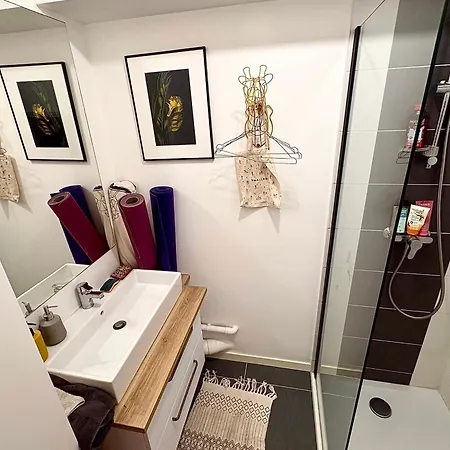 Family With Terrace And View Of Apartment *