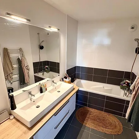 Family With Terrace And View Of Apartment *