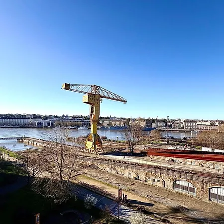 Family With Terrace And View Of 아파트 낭트
